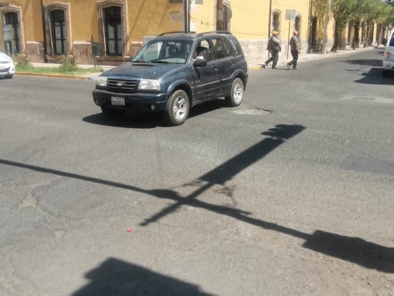 EN MAL ESTADO LAS BANQUETAS DEL CENTRO HISTÓRICO