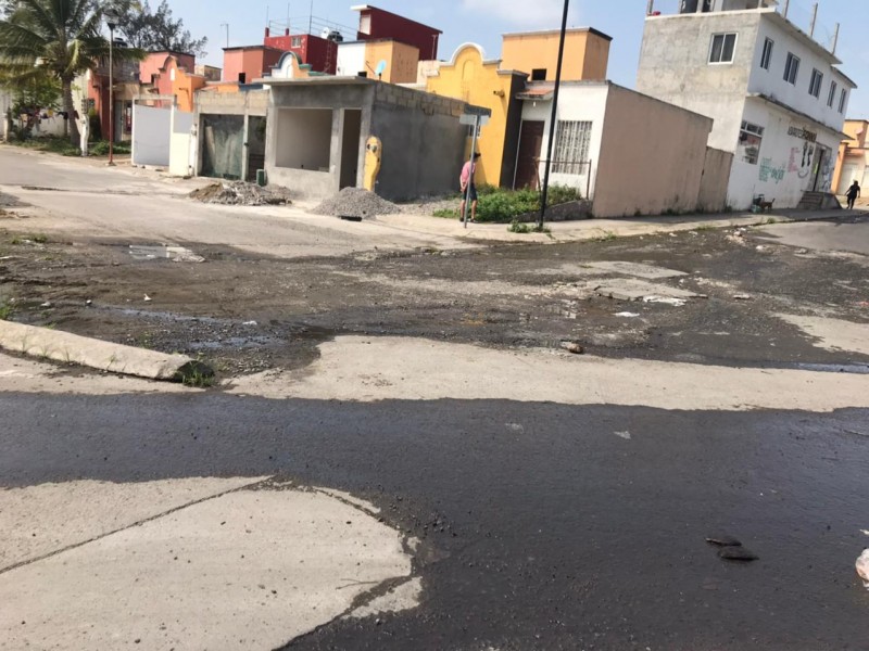 En malas condiciones calles del fraccionamiento Palma Real en Veracruz