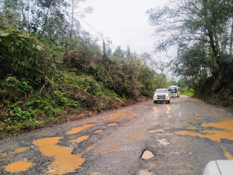 En malas condiciones carreteras de la Sierra Norte
