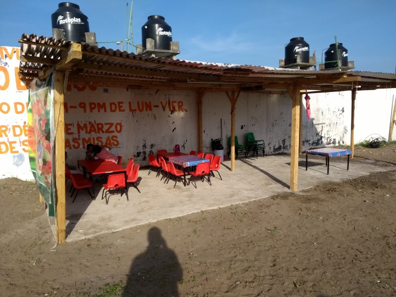 Niños toman clases en predio de tierra