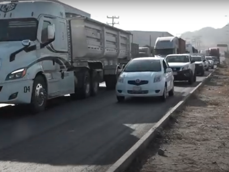 En Manzanillo, prevalece el caos por congestionamiento vial
