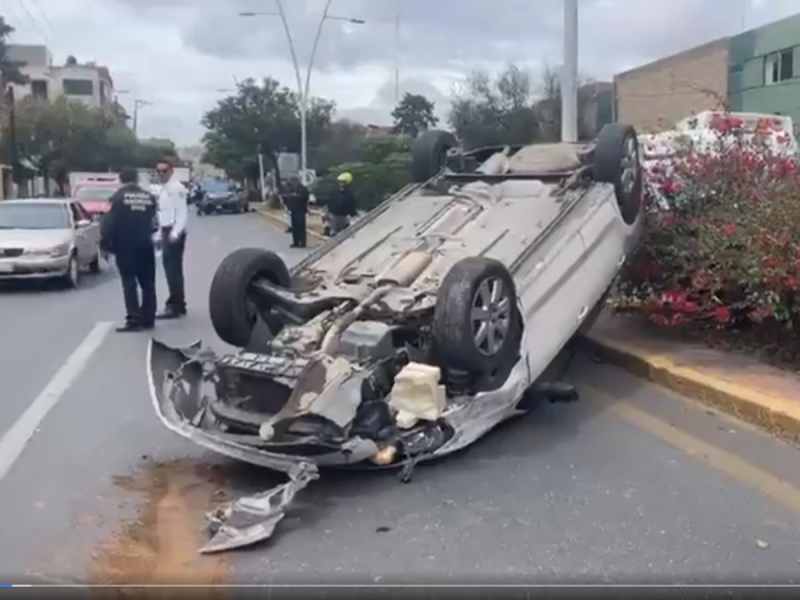 En menos de 6hrs vuelcan 2 autos por accidentes