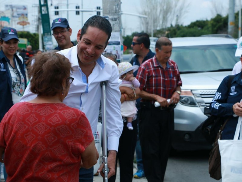 En muletas, Gobernador visita Av de la Luz.