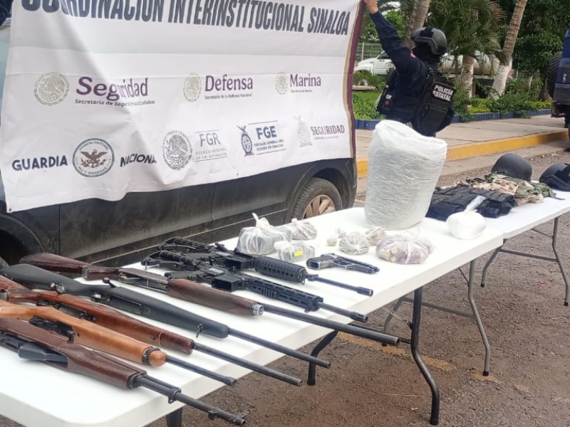 En Navolato aseguran vehículo con fusiles, rifles, municiones y droga