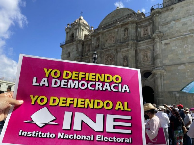 En Oaxaca, marchan en apoyo al INE