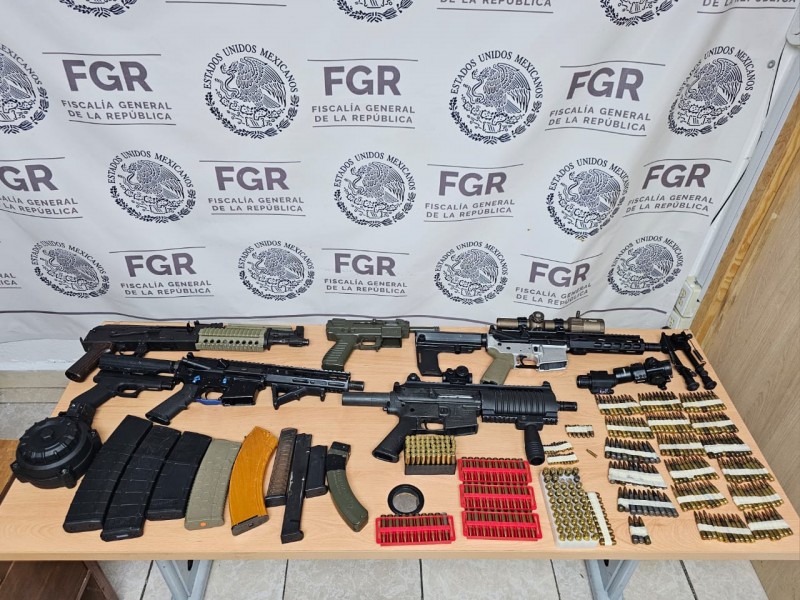 En operativo detienen a dos con arsenal