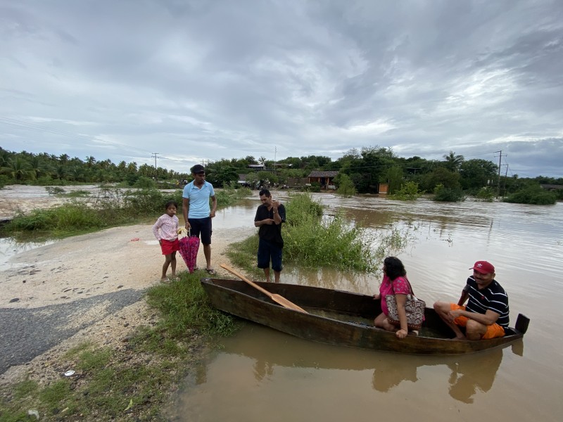 En panga habitantes del Cabritero arriesgan la vida para cruzar