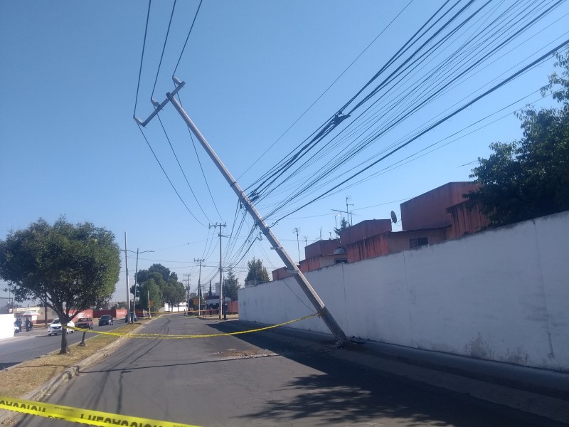 En peligro peatones por cables de alta tensión