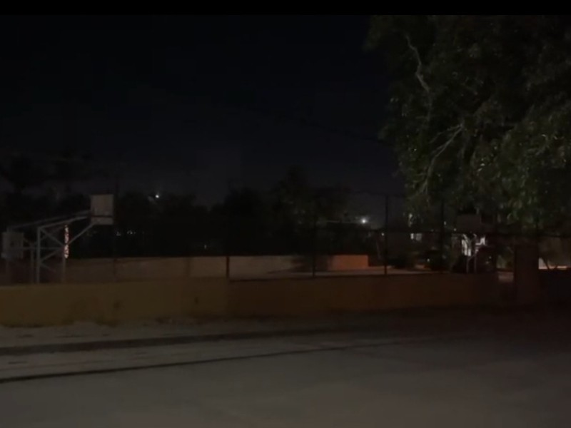 En penumbras cancha pública; piden se atienda el sistema eléctrico de ésta