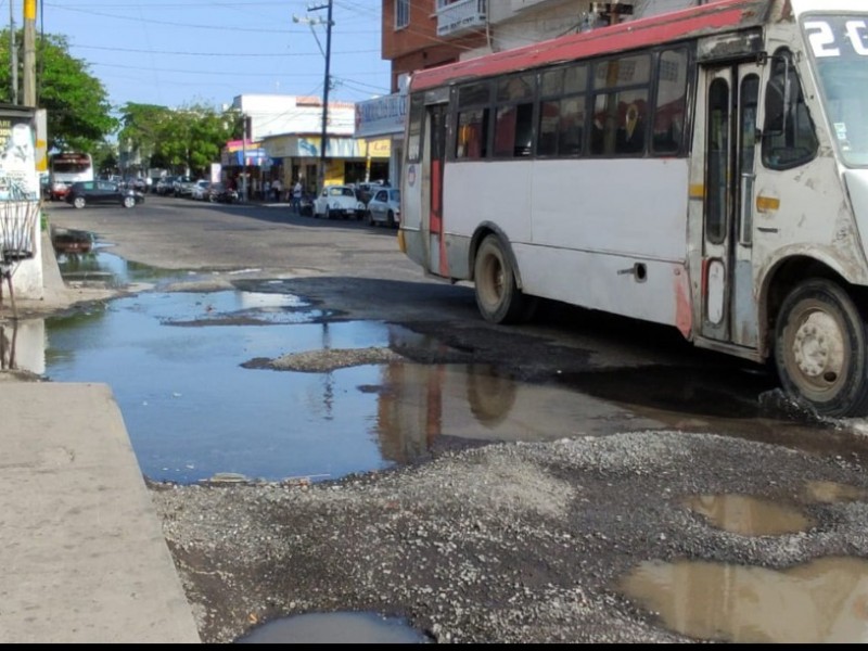 En pésimas condiciones calle Bravo del Centro de Veracruz