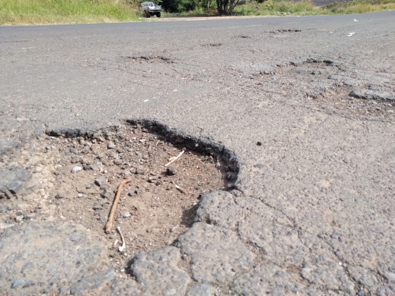 En pésimas condiciones carretera Jacona - Los Reyes, denuncian afectados