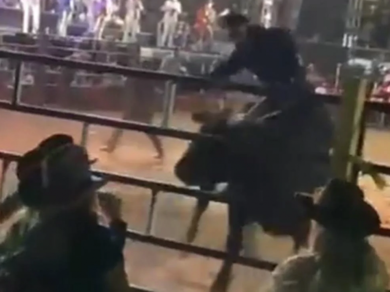 En pleno jaripeo de Michoacán, Toro embiste a los asistentes