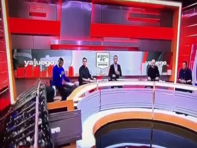 En pleno programa en vivo, pantalla gigante cae sobre conductor