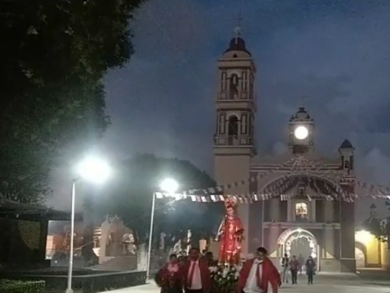En pleno semáforo naranja hacen procesión en Toluca