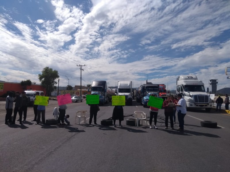 Por antena de telefonía celular bloquean periférico