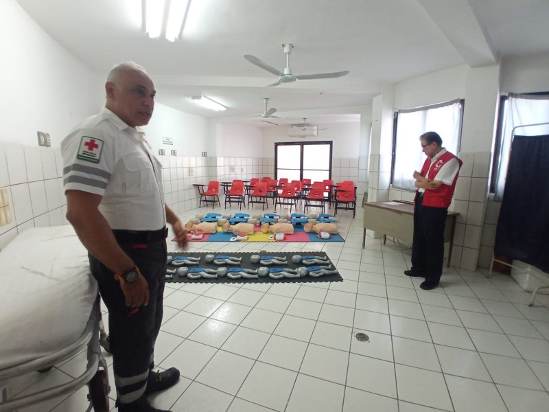 En puerta cursos de primeros auxilios de Cruz Roja Tuxpan