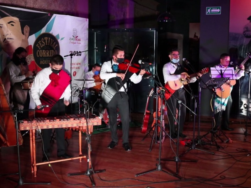 En puerta festival del folclor, la diversidad y del corrido