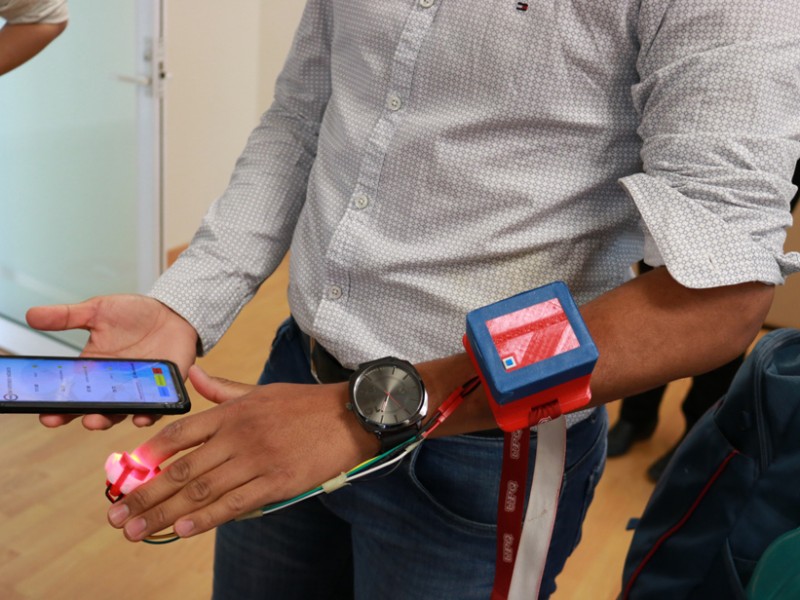 En Querétaro estudiantes crean dispositivo para medir signos vitales