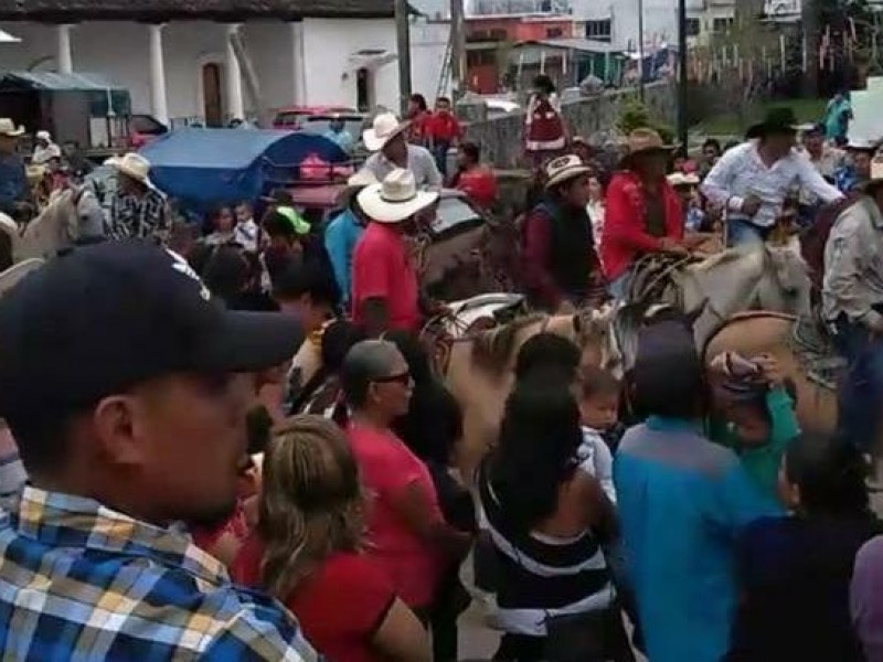 En Rayón desafían al COVID-19 con festividades masivas