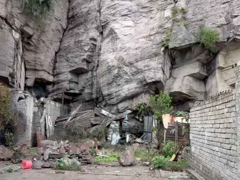 En riesgo 19 familias por deslave de rocas en Tlalnepantla
