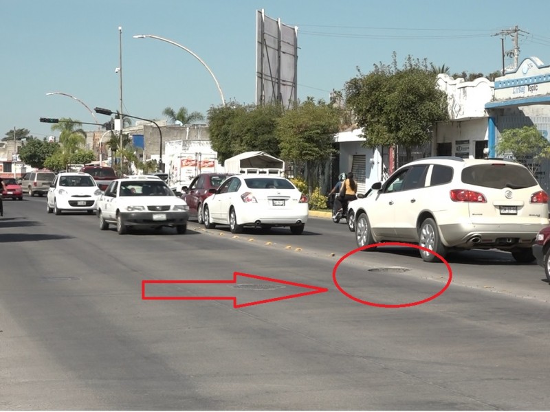 En riesgo automovilistas por alcantarilla sin tapa en boulevard Gobernadores