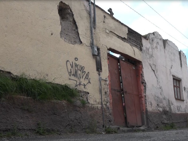 En riesgo de colapso, fachada de casa vieja en Toluca