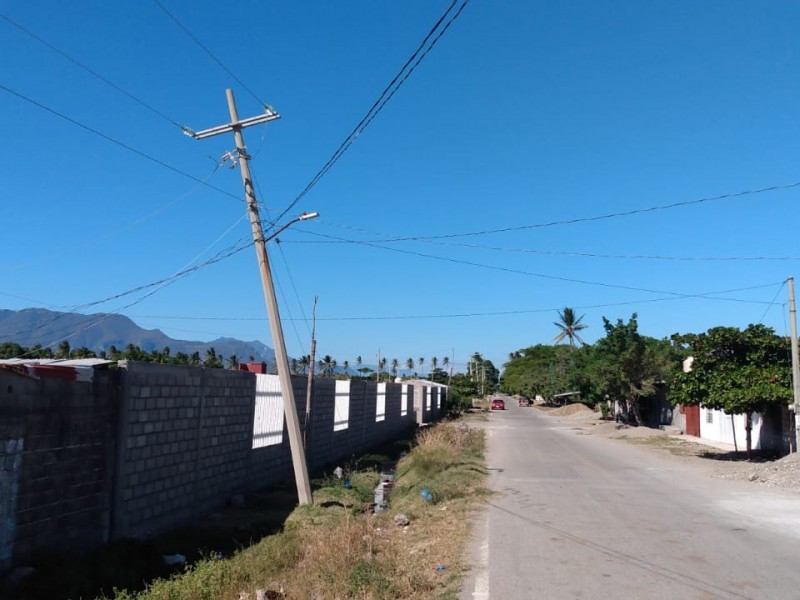 En riesgo de colapso postes de CFE en Puente Madera