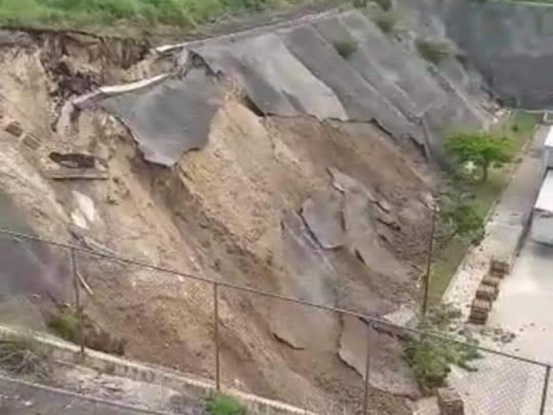 Evacúan centro comercial por deslizamiento de ladera