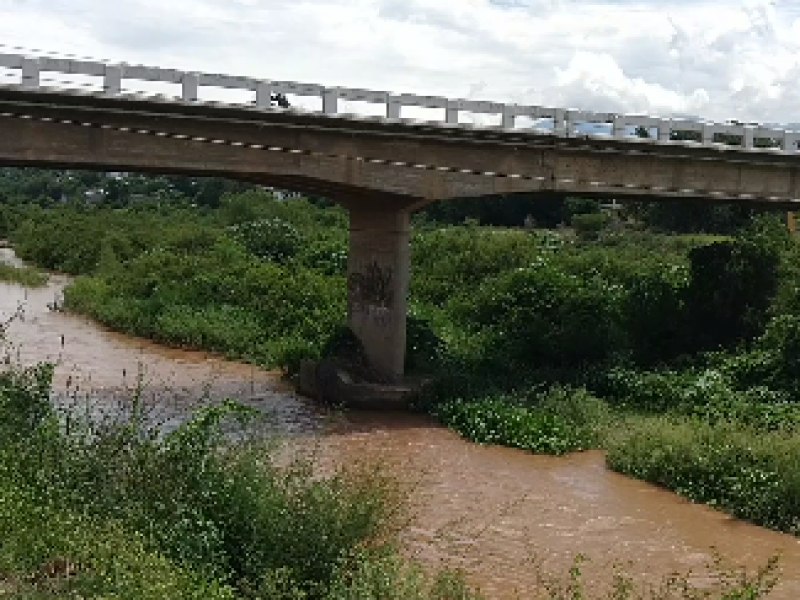 En riesgo habitantes a orilla del río petatlán