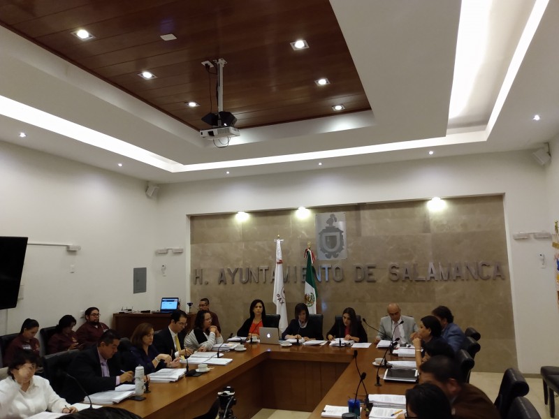 En sesión cuestionan nuevamente regidores procedencia de luminarias