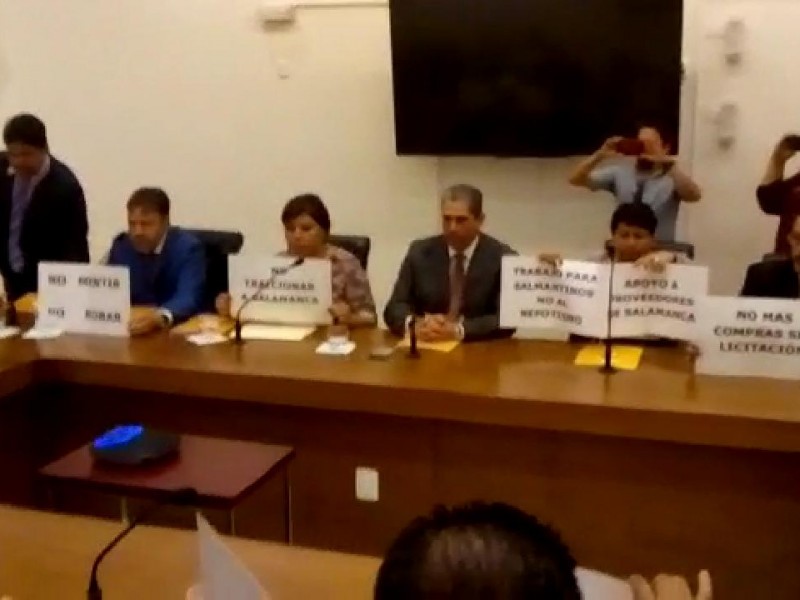 En sesión solemne, con pancartas piden regidores transparencia