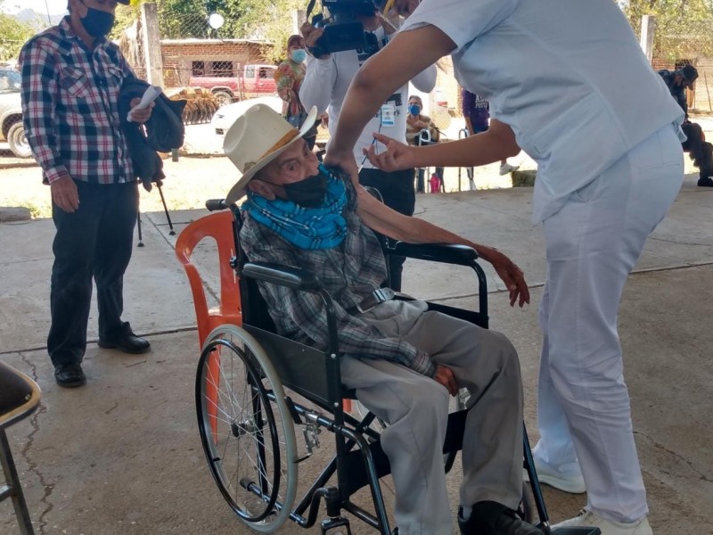 En silla de ruedas don Sisto Báez acude a vacunarse