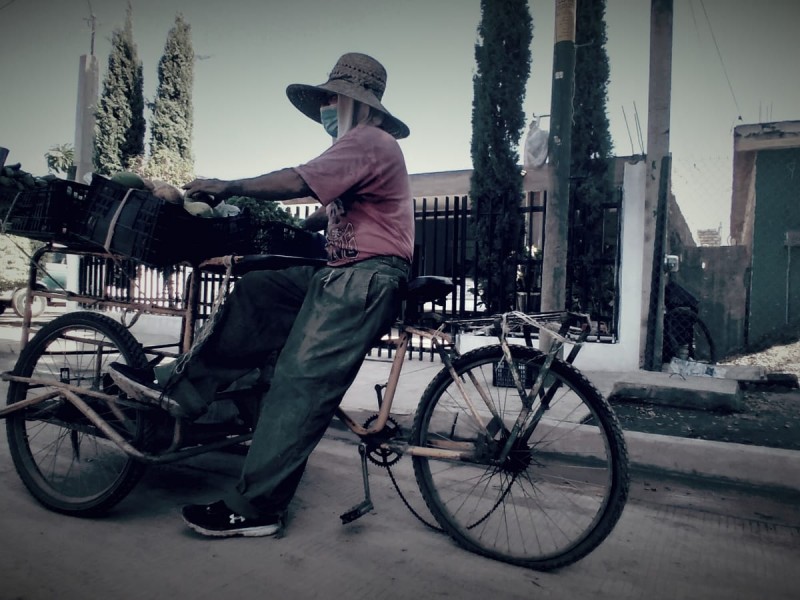 En su triciclo recorre la ciudad en busca del sustento