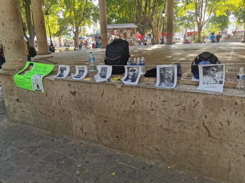 En tendedero exhiben a padres ausentes y abusivos