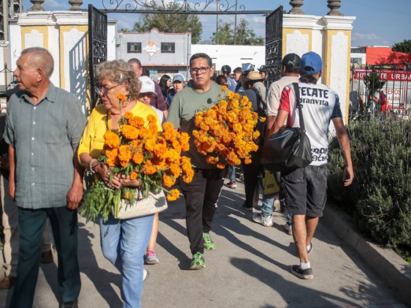 En Tlaquepaque 50 mil personas acudieron a los panteones