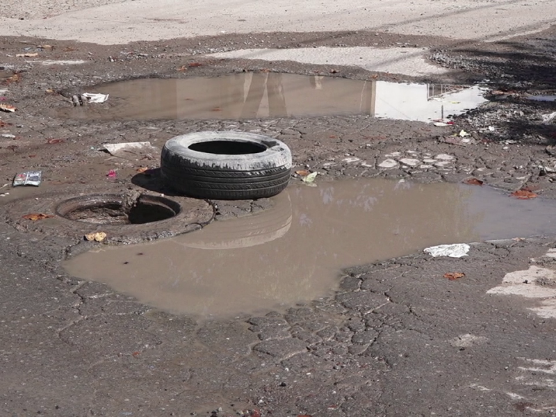 En tuberías de Zaragoza sur, sale agua turbia por fuga