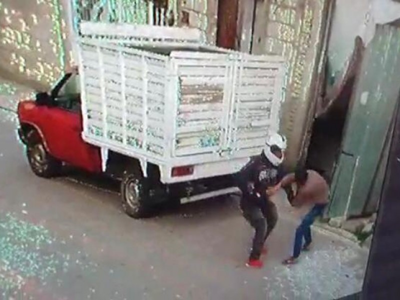 En violento asalto, roban camioneta en colonia de Chachapa