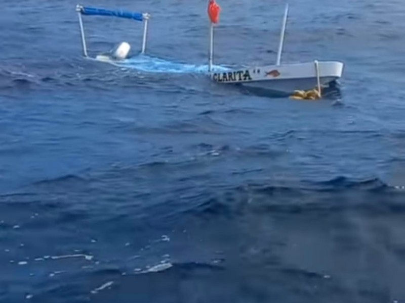 En Zihuatanejo aparece lancha del puerto de Acapulco