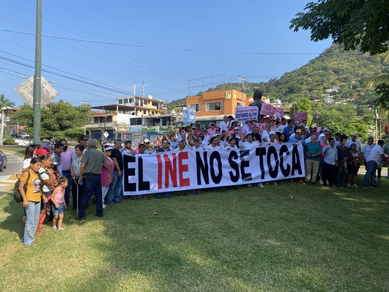 En Zihuatanejo habitantes protestan en defensa del INE