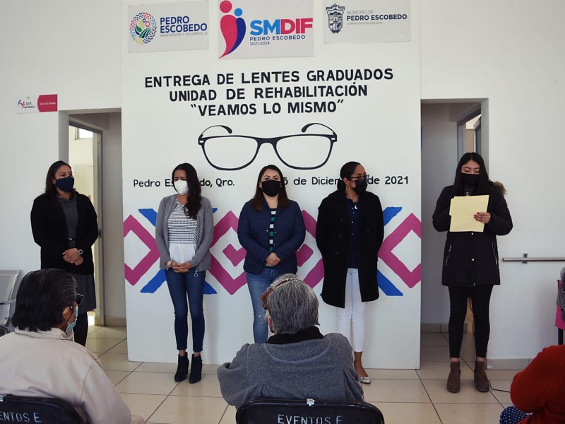 Encabeza Araceli Olvera entrega de lentes graduados