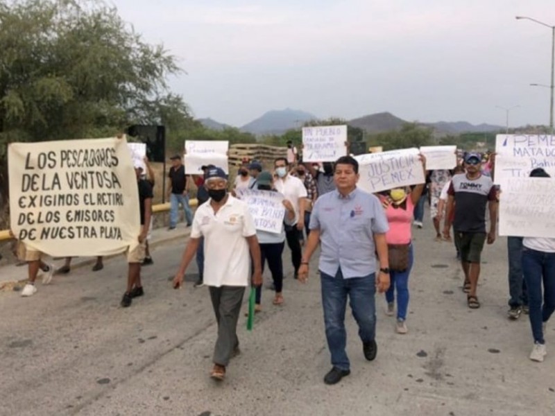 Encabeza edil de Salina Cruz marcha por derrames de PEMEX.