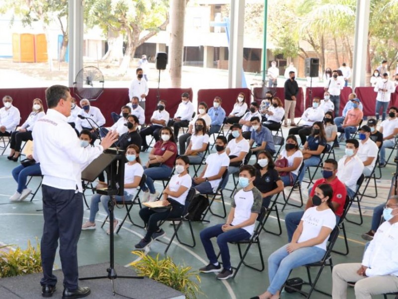 Encabeza REC entrega de becas a jóvenes