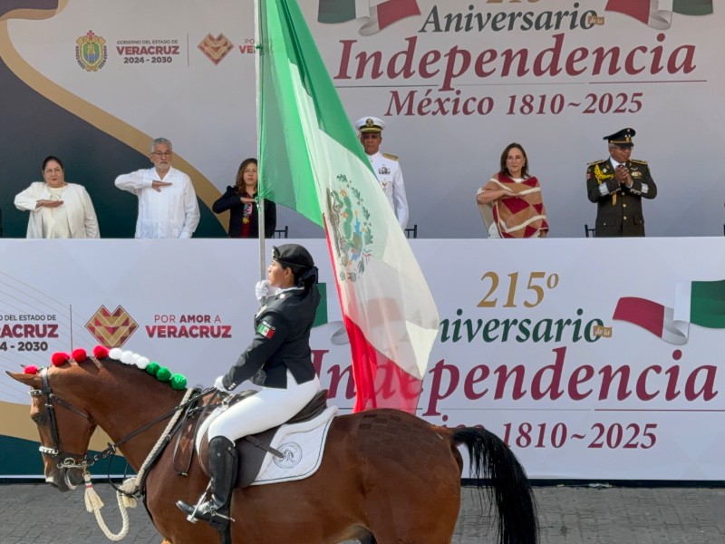 Encabeza Rocío Nahle su primer desfile cívico-militar en Xalapa