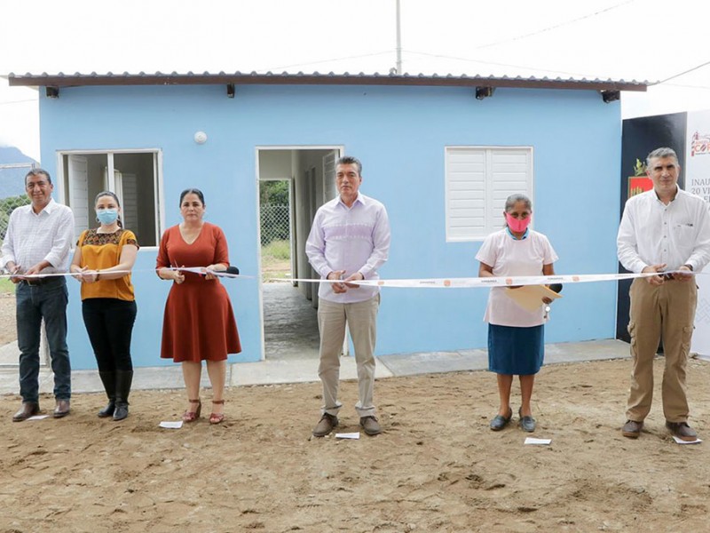Encabeza Rutilio Escandón entrega de viviendas a madres solteras