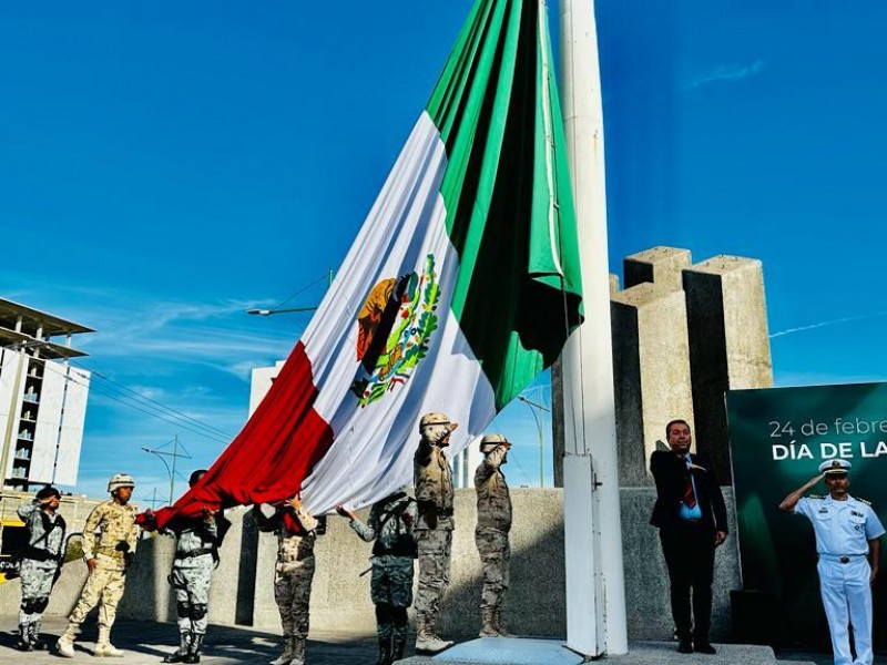 Encabezan autoridades ceremonia del Día de la Bandera