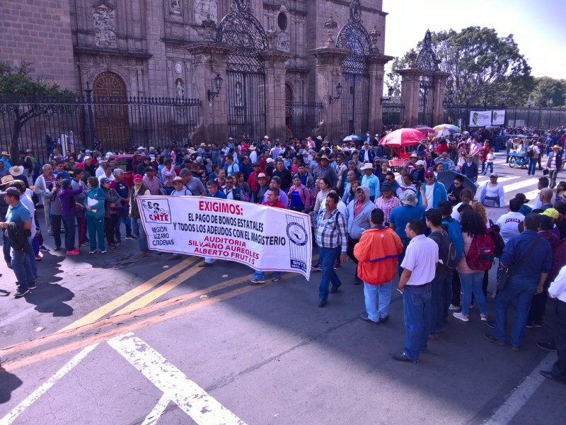 Encabezan mitin trabajadores educativos en Morelia