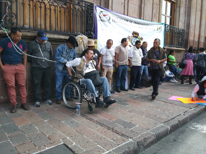 Encadenados exigen 15 planteles de Telebachillerato en Michoacán