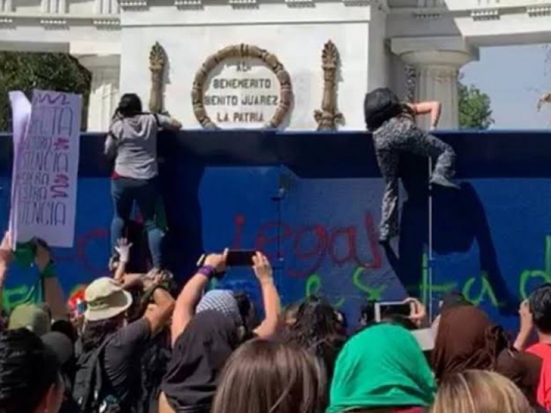 Encapuchadas derriban vallas en Bellas Artes