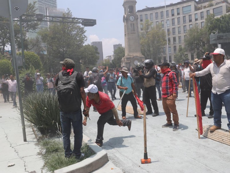 Encapuchados buscan reventar reunión de la CNTE con funcionarios federales