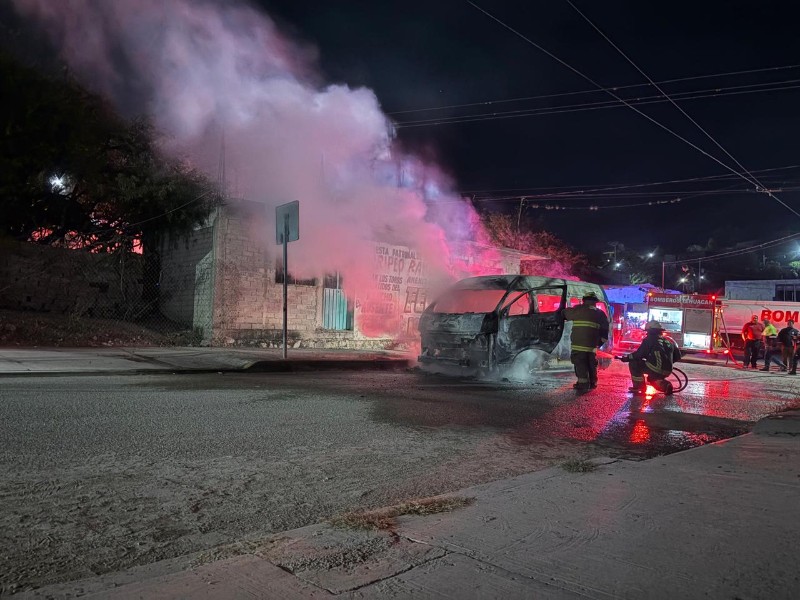 Encapuchados queman colectiva en San Diego